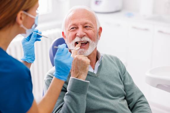 Senior bei der Zahnbehandlung