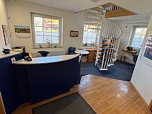 Empfang der Zahnarztpraxis Pult